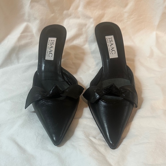 Isaac Mizrahi Shoes - Isaac Mizrahi Black Pointed-Toe Kitten Heels with Bow detail Made in Italy
